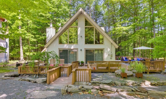 Lake Ariel Ski Chalet | HOT TUB, Lakes, Ski Hill, Golf, Game Room & Endless Foliage, Dog friendly