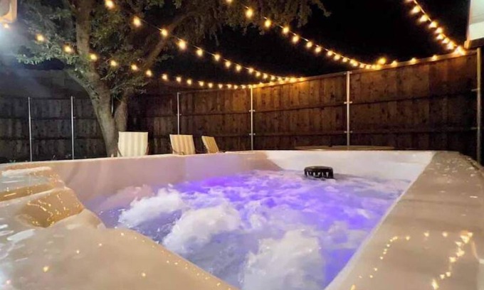 Far North Dallas House | Hot Tub π~ Large Groups πΏ~ Centralized Location π