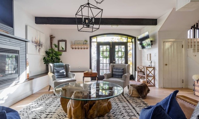 Hamilton Township House | HOT TUB✨luxury✨160 yr old Country Coach House