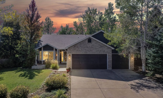 Erie House | Hot Tub, Luxury King Bed & Yard Games ~ Quiet & Serene w Incredible Yard