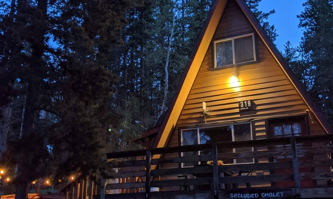 Evergreen Ski Chalet | HOT TUB, MIND SERENE-PET FRIENDLY