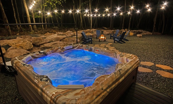 Briar Crest Woods Ski Chalet | ❤️ Hot Tub- Mini Golf & Putting Gr- Game Rm- Dog Friendly