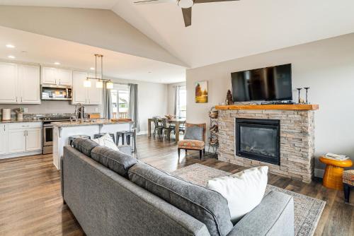 Ocean Shores House | Hot Tub Modern Ocean Shores Home, 2 Mi to Beach!
