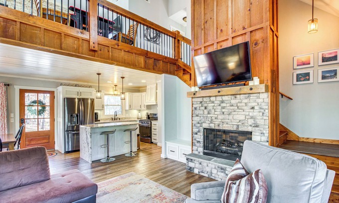Eagle Mountain Cabin | Hot Tub & Movie Room: Updated Cabin in Ellijay!