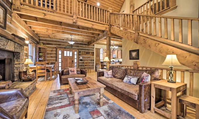 Franklin Cabin | Hot Tub + Mtn Views! All-Season Escape in Franklin