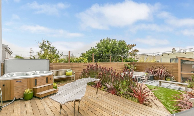 Outer Sunset House | ♥Hot Tub, Ocean Views, Chef's Ktchn, Parking, Steps to GGB, Beach, Train/Buses♥