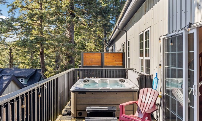 Ucluelet Cabin | HOT TUB ~ Pacific Paradise Loft on the Beach ⎮Hummingbird