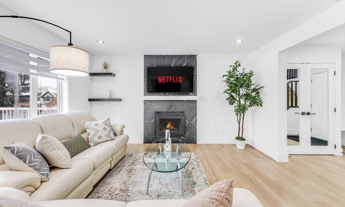 Southeast Edmonton House | Hot Tub| Patio| Netflix|Games|Central AC|Sleeps 8