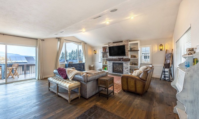 Hood River House | Hot Tub, Pet Friendly, Walk to Downtown Hood River!