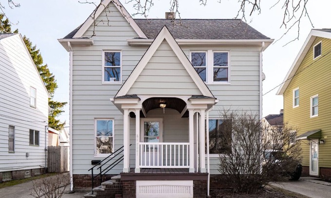 South Hills House | Hot Tub|Ping Pong|Sleeps 9|Retro Fun