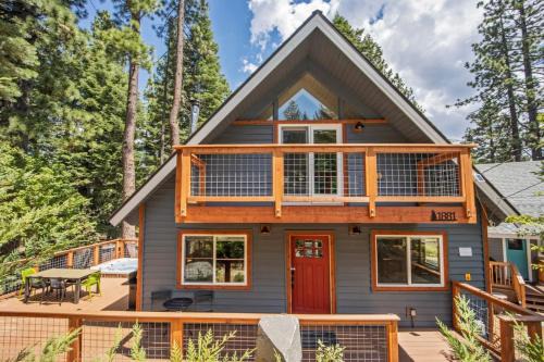 Pioneer Trail House | Hot tub - Play structure - Mini pool table game