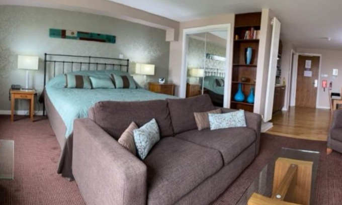 Penrith Apartment | Hot Tub | Pool | Superking Bed | Balcony | Views
