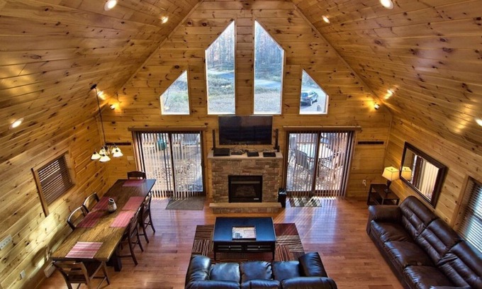 Hickory Hills Ski Chalet | Hot Tub, Pool Table, Fire Pit, 5 MIN TO SKI SLOPES, Secluded /Pet Friendly!