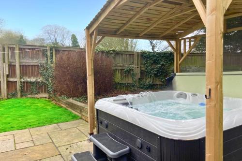 Leeds Villa | Hot Tub, Pool Table, Log Burner