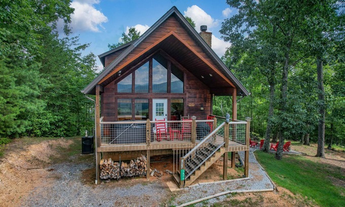 Gatlinburg - Pigeon Forge Cabin | Hot Tub + Pool Table and Fire Pit - Private!