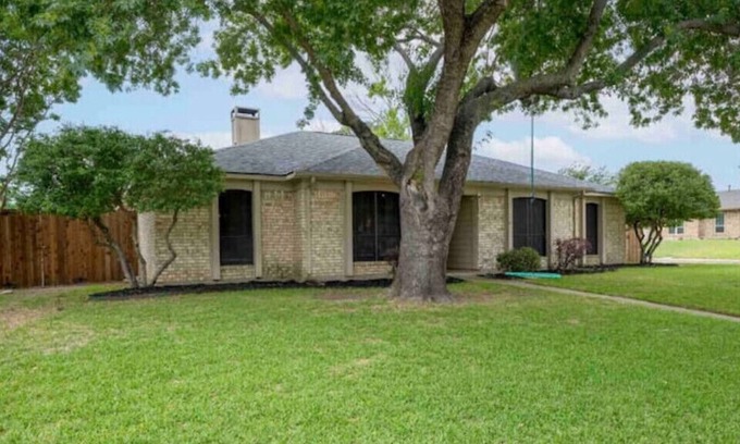 Lewisville House | Hot Tub Poolside Paradise in TX