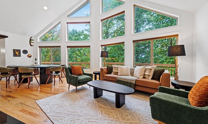 Front Royal House | HOT TUB! PRIME LEAF PEEPING! Gorgeous 4BR