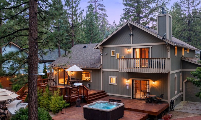 Big Bear Lake House | 🐻 Hot Tub Prime Location Huge Backyard