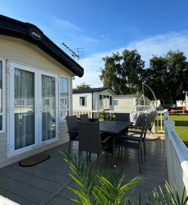 Tattershall Resort | Hot tub retreat at Tattershall Lakes