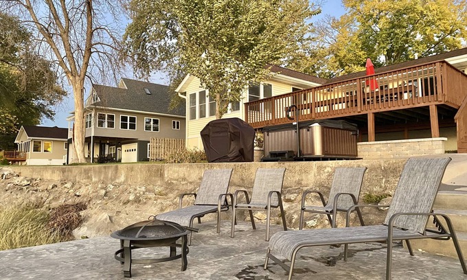 East Moline House | Hot Tub River Views