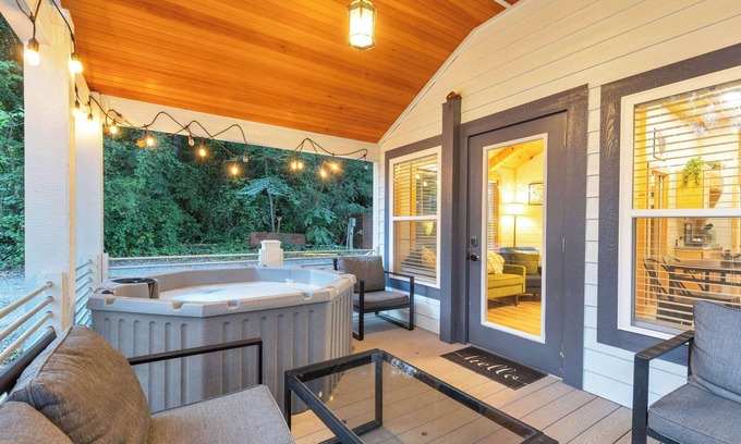 Greenville Cabin | Hot Tub! Riverfront Cabin 6 min to GVL - Sleeps 4