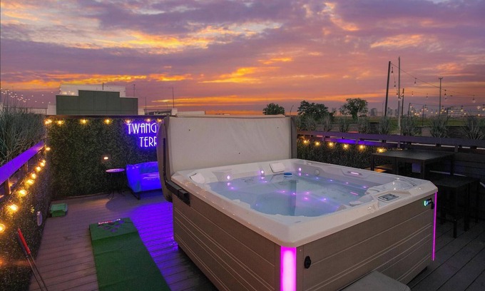 Katie Hill Neighborhood House | Hot Tub & Rooftop Views - Twang Town Terrace