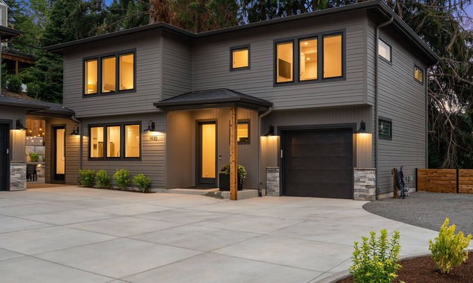 West Linn House | Hot tub, sauna, close to shops & restaurants!