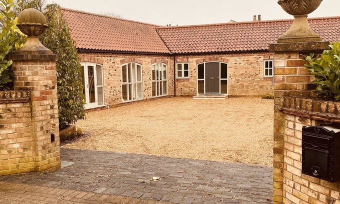 Barnetby House | Hot Tub & Sauna Retreat In Rural Countryside