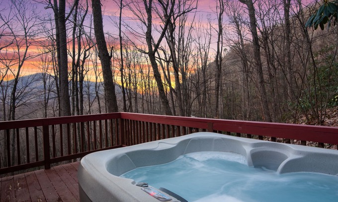 Maggie Valley House | Hot Tub - Screen Porch - Rockers - Fire Pit - Cozy - Clean - Fast Wi-Fi - 5 Star