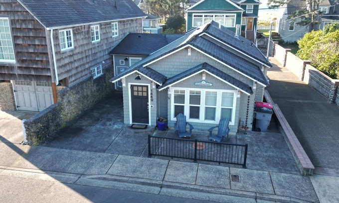 Seaside House | HOT TUB: SHORE TO PLEASE: 200ft to BEACH: Seaside Vacation Homes, Inc Managed