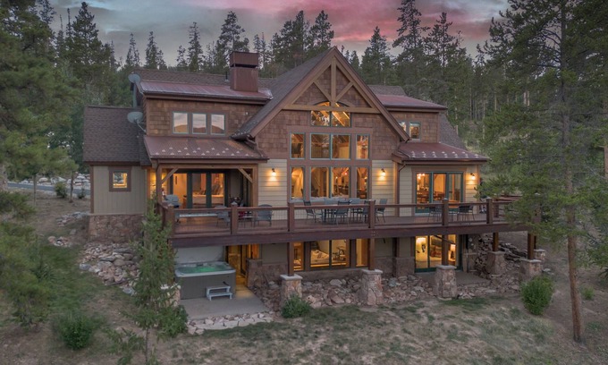 The Highlands House | Hot Tub + Ski Shuttle + Pet Friendly - Moose Tracks Lodge