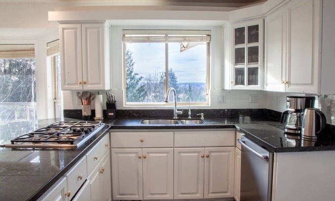 Upper Ten Oaks House | Hot tub. Sleep 40. Central. Private House