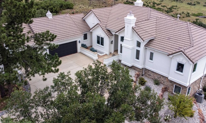 Mountain Shadows Villa | HOT TUB Soaks& ARKADE Nights -5min. Garden of the Gods,easy access to Pikes Peak