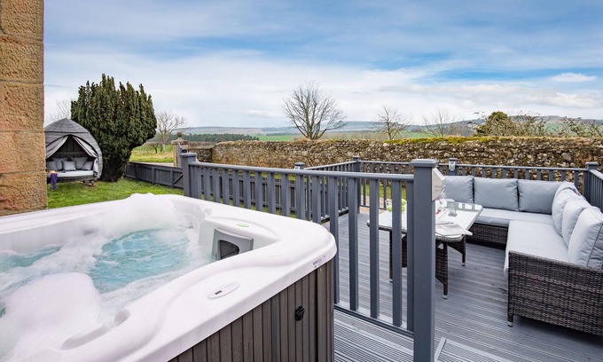 Chatton Cottage | Hot tub, spa-like garden, log burner