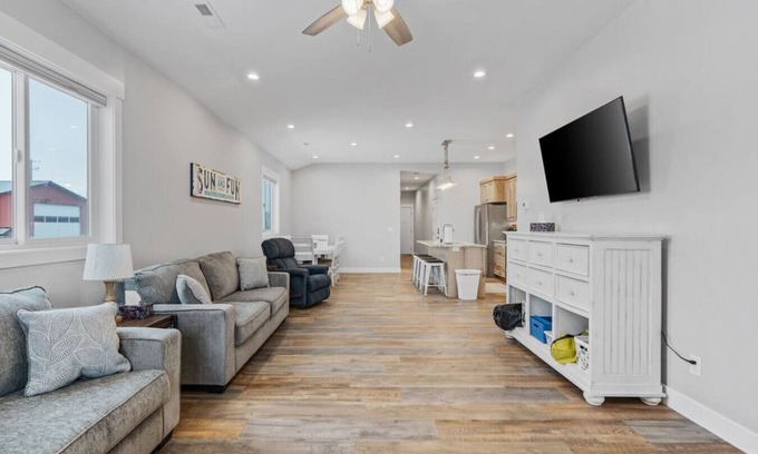 Garden City House | Hot Tub+Spacious+Pickleball/Basketball+Sleeps 9!