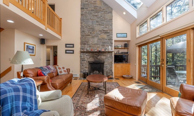 Quechee House | Hot Tub Spacious - Tichenor Road Lodge*