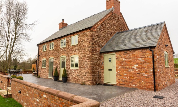 Stoney Stretton Cottage | Hot Tub Staycation, Country Escape, Log Burner