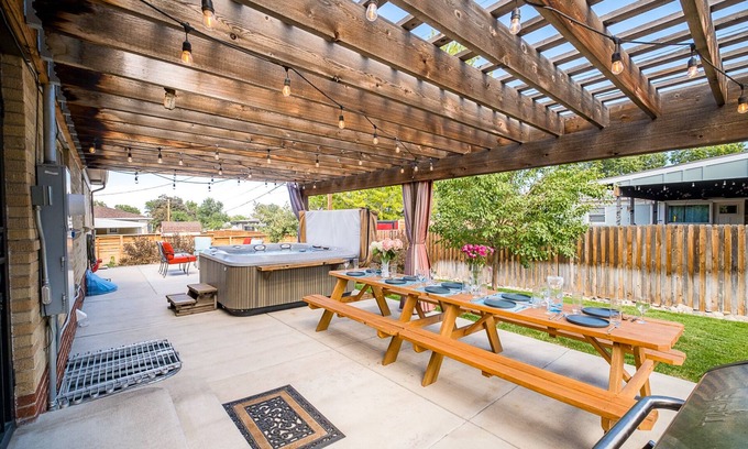 Denver House | Hot Tub, Steam Room, Billiards, Ping Pong, Darts, 3 Kings, 8 beds total.