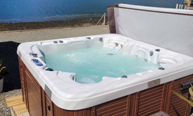 Arrochar House | Hot Tub & Stunning Waterfront Views. Kayaks and SUPS free for guests use !