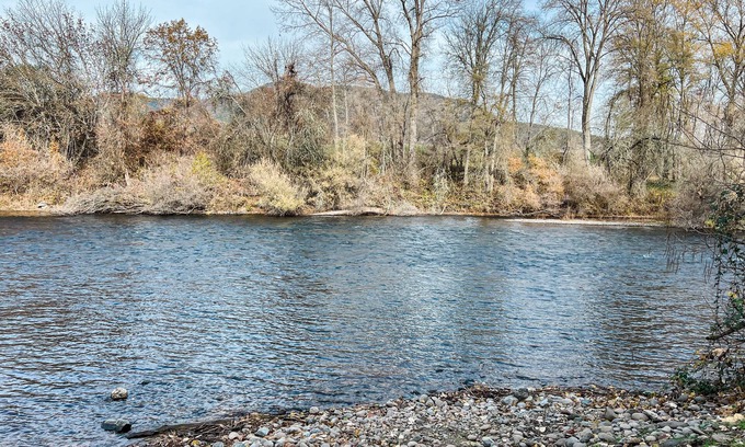 Gold Hill Cottage | Hot Tub w/River Views/Close to I-5/Private Patio