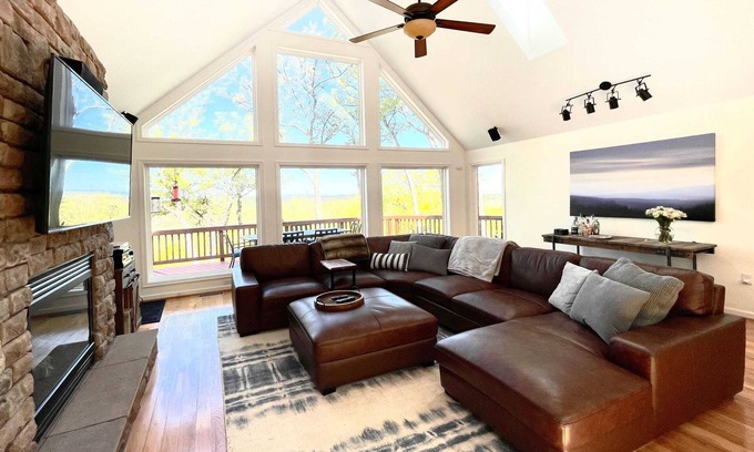 Front Royal House | Hot tub w/Sunset Views! Secluded mountain chalet