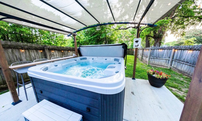 Inglewood House | Hot Tub | Walkable | Fall/Winter Oasis | Near DWTN