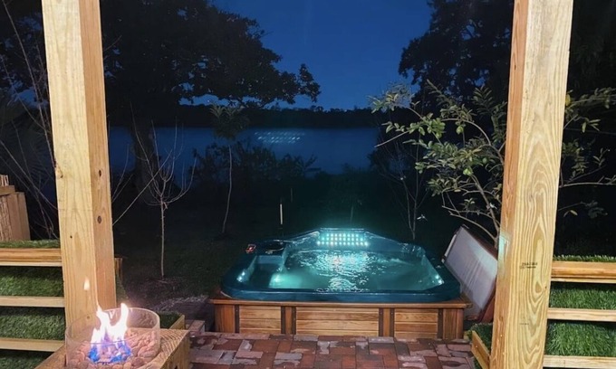 Old Seminole Heights Cottage | Hot tub, waterfront, Bush Gardens, kajaks, fishing