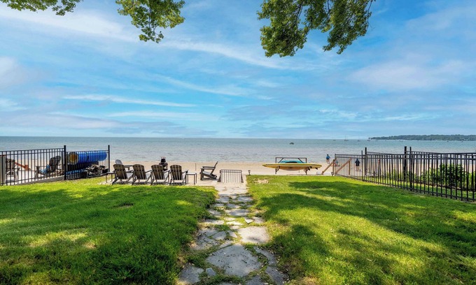 Fort Erie House | HOT TUB Waterfront Estate- 2 Houses! Sleeps 14