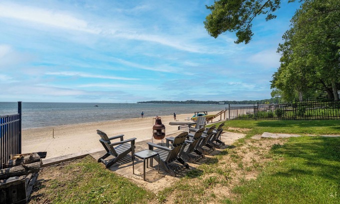 Fort Erie House | HOT TUB Waterfront Estate on Prestigious Bay Beach