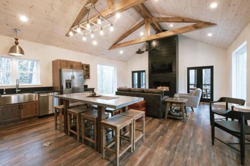 Primrose House | Hot-Tub Wifi Fireplace - Honeysuckle Bridge