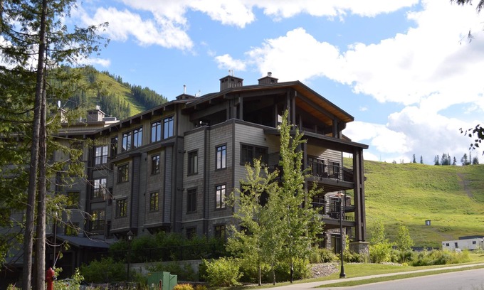Rossland Condo | Hot tub with Mountain View, Quick Walk to Lifts!