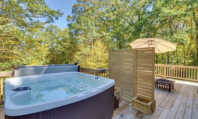 East Stroudsburg House | Hot Tub/Sauna/Fire pits/xl deck - Lovers Edge A-Frame