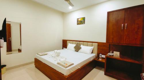 Mathura Hotel | Hotel Babylon Elegance near krishna janam bhoomi