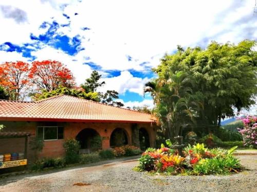 Cachi Hotel | Hotel Boutique Casona del Cafetal and Lakeside Restaurant